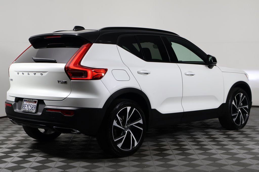 Used 2019 Volvo XC40 T5 R-Design image 4