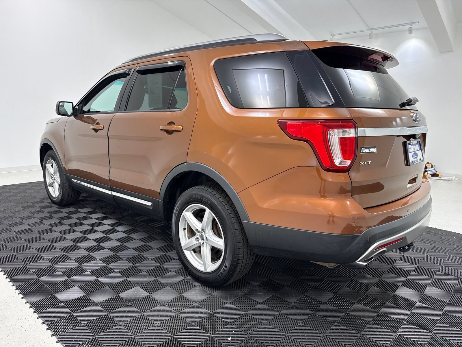 Used 2017 Ford Explorer XLT AWD/4WD image 4