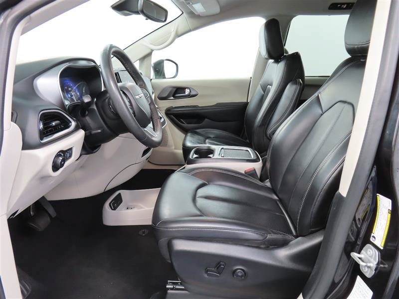 Used 2023 Chrysler Pacifica Touring-L FWD image 16