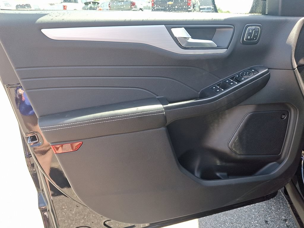 New 2025 Ford Escape SE w/ PHEV Premium Package FWD image 10