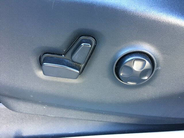 Used 2024 Chrysler Pacifica Touring-L image 16