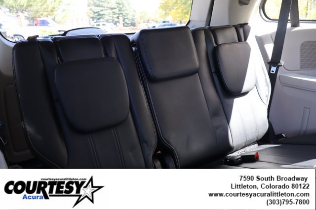 Used 2015 Chrysler Town & Country Touring FWD image 27