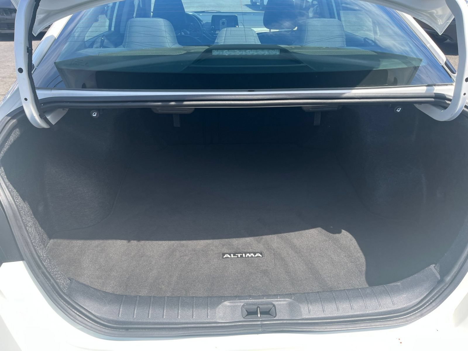Used 2025 Nissan Altima 2.5 SV FWD image 31