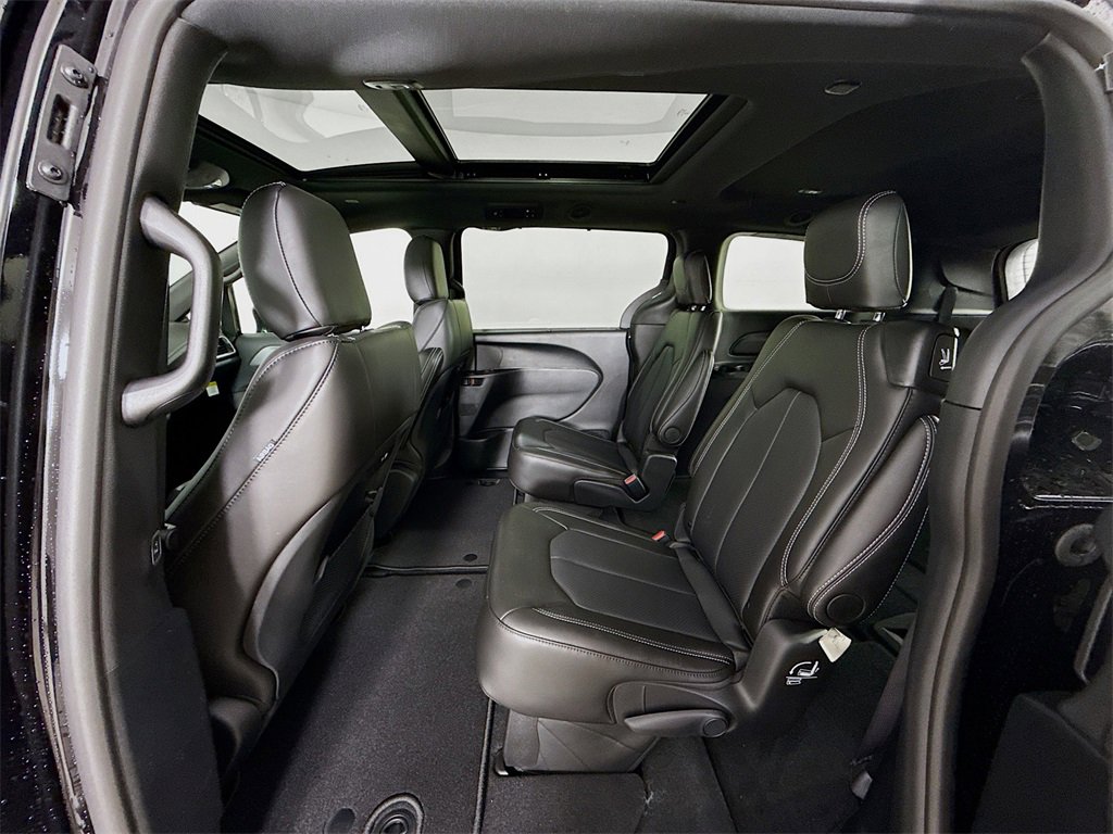New 2026 Chrysler Pacifica Select image 23