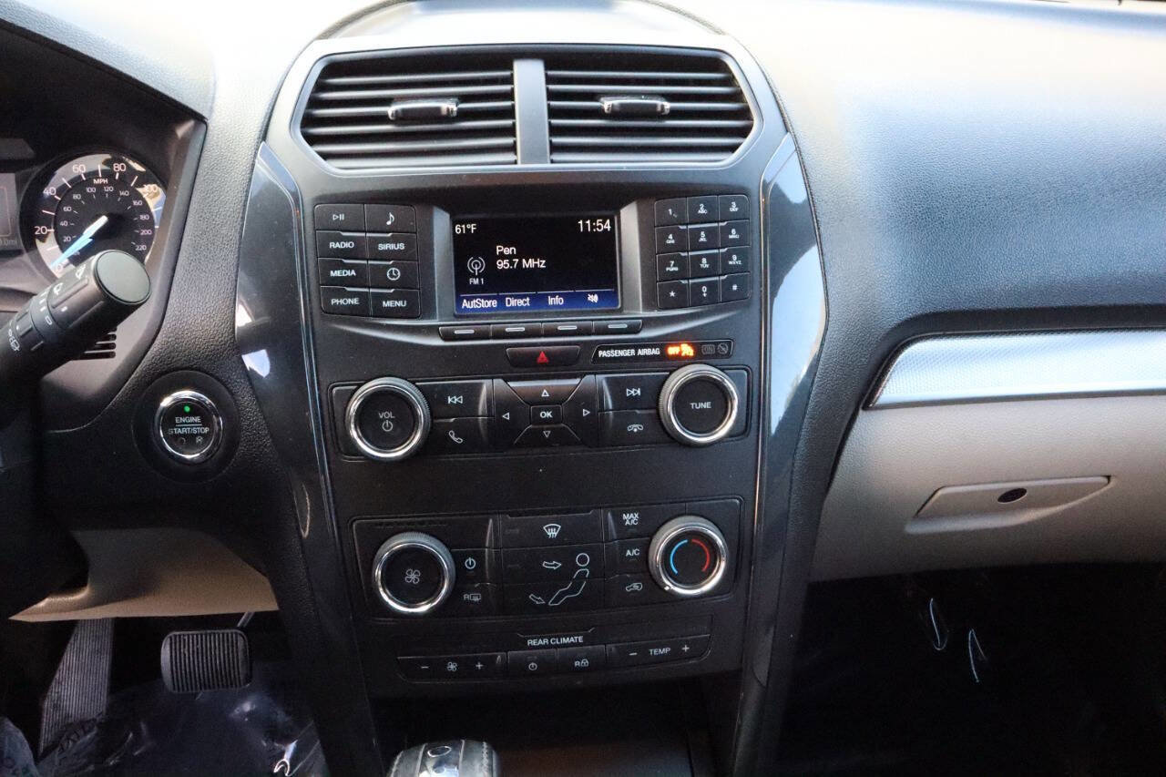 Used 2018 Ford Explorer XLT image 11