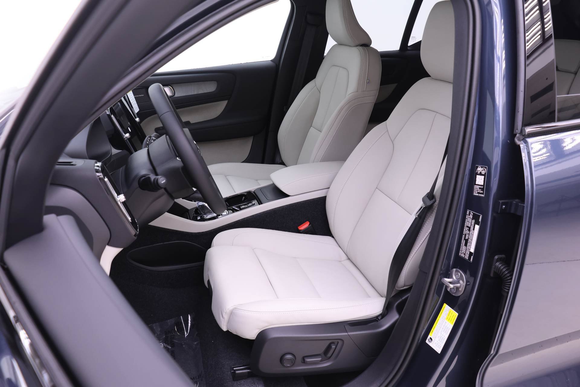 New 2026 Volvo XC40 B5 Ultra w/ Protection Package Premier AWD/4WD image 7