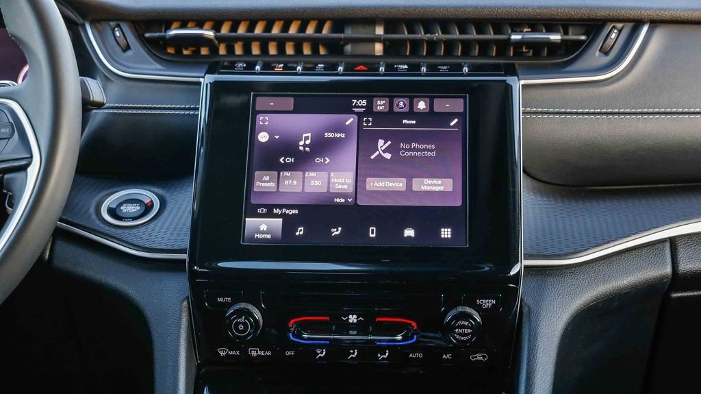 Used 2023 Jeep Grand Cherokee L Laredo image 15