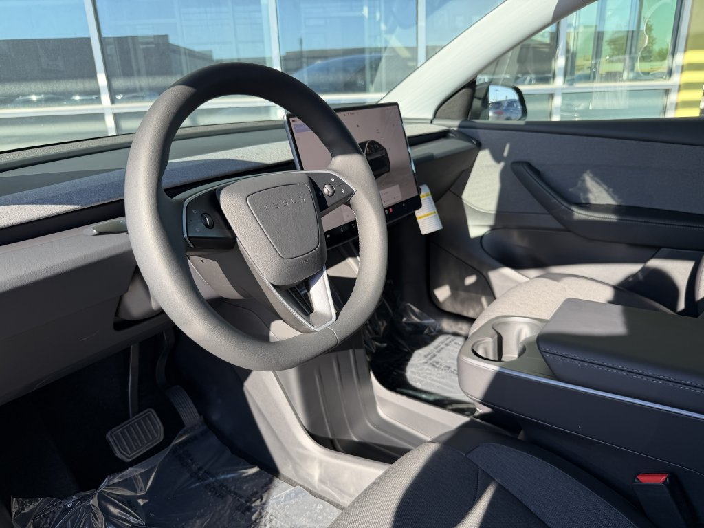 Used 2026 Tesla Model Y 2WD image 36