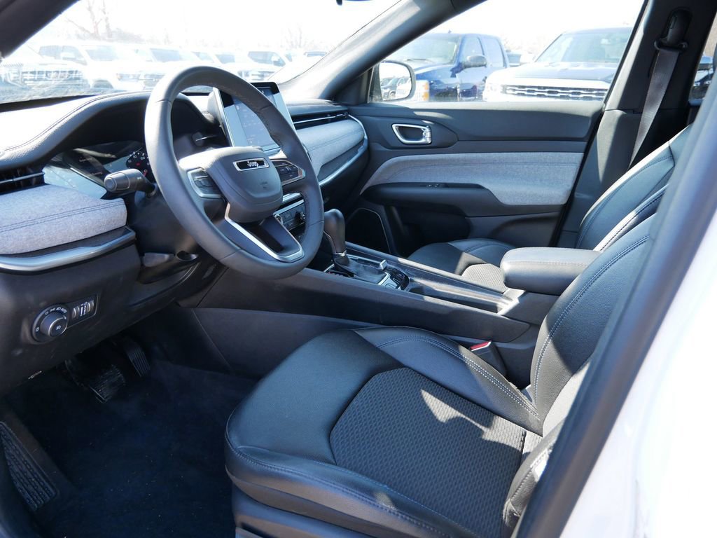 Used 2025 Jeep Compass Latitude AWD/4WD image 15