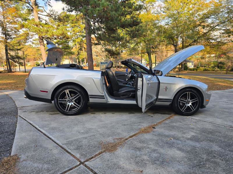 Used 2010 Ford Mustang Convertible image 28