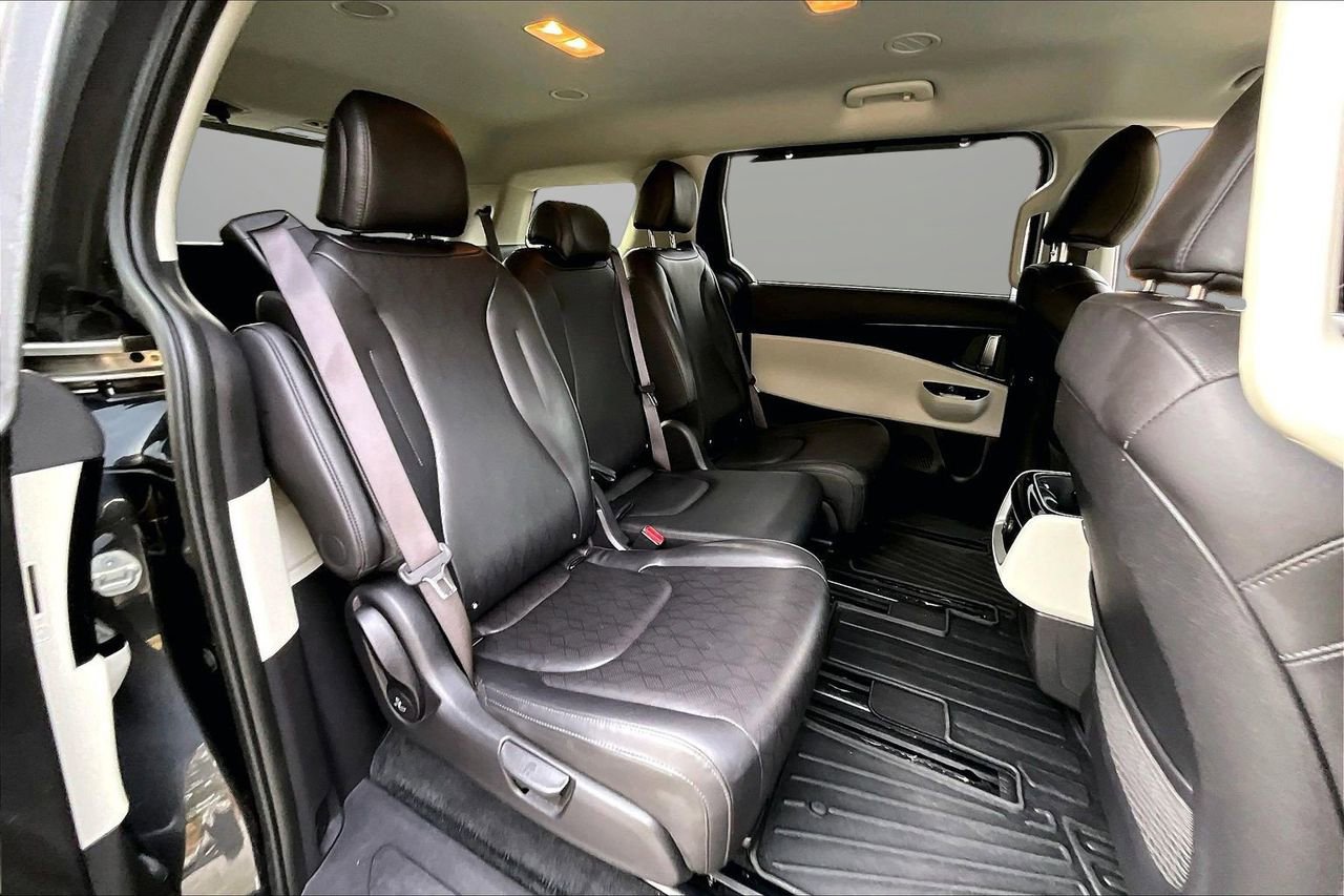 Used 2024 Kia Carnival EX image 24