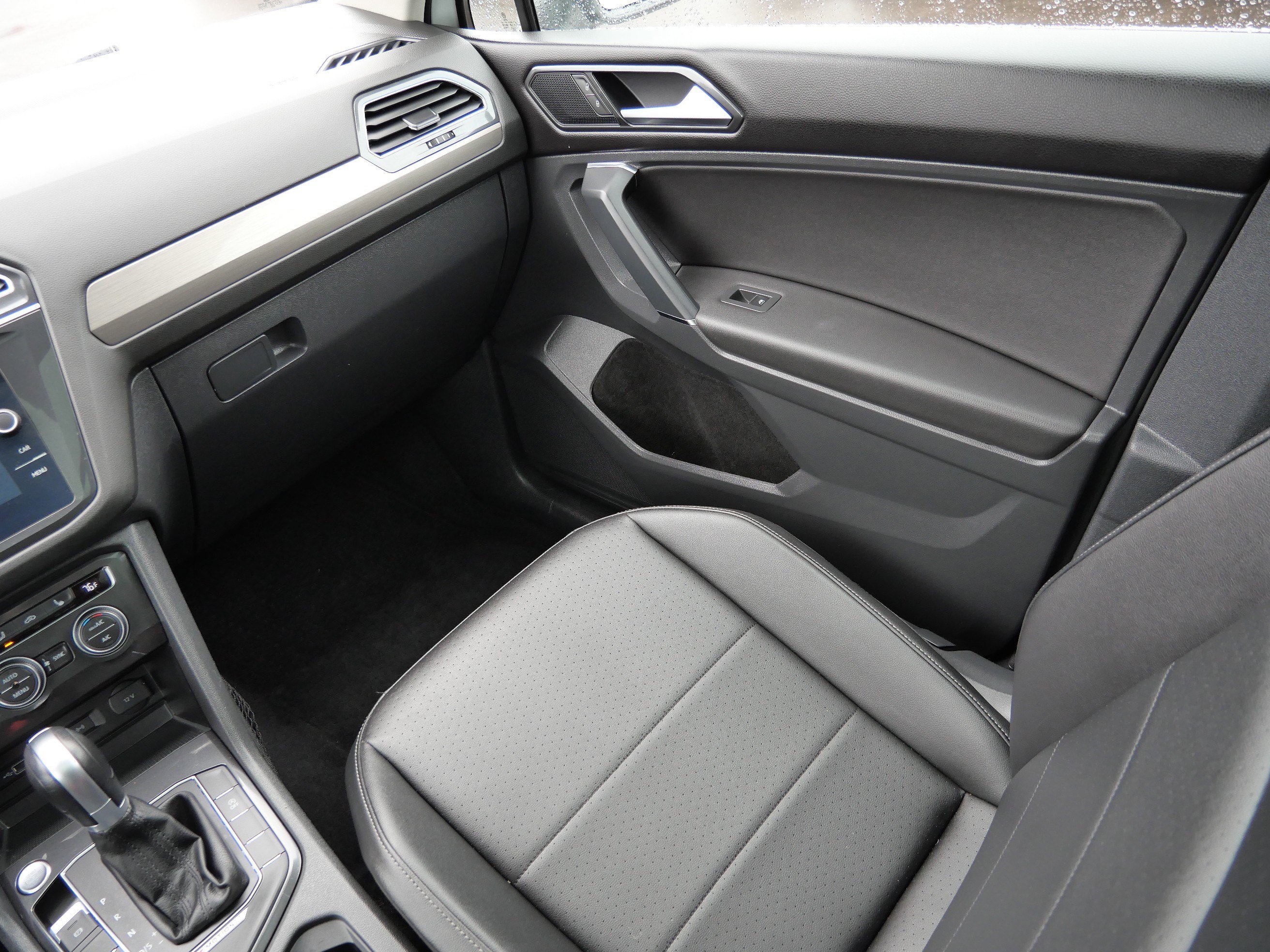 Used 2018 Volkswagen Tiguan SE w/ Panoramic Sunroof Package image 11