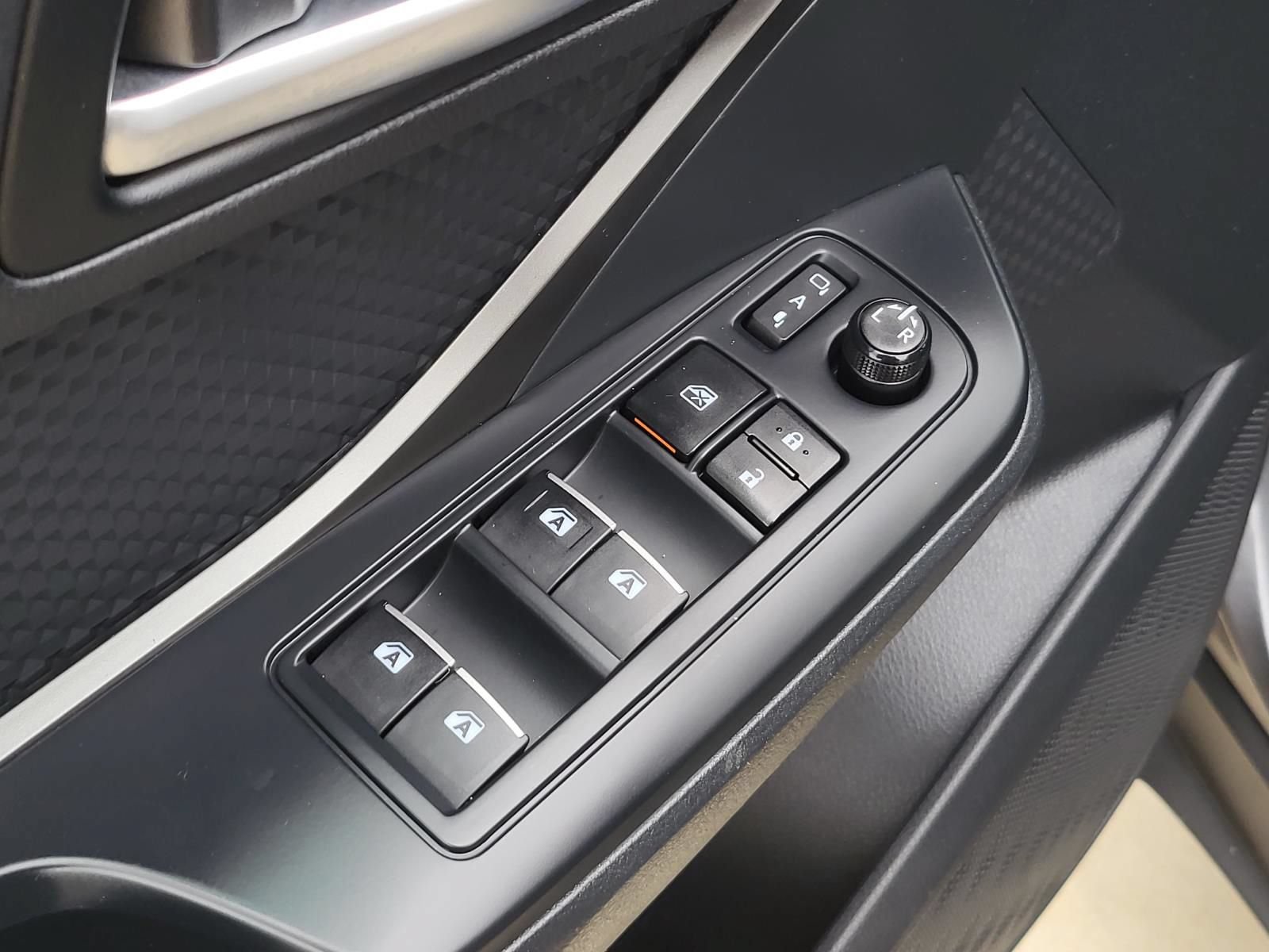 Used 2018 Toyota C-HR XLE FWD image 13
