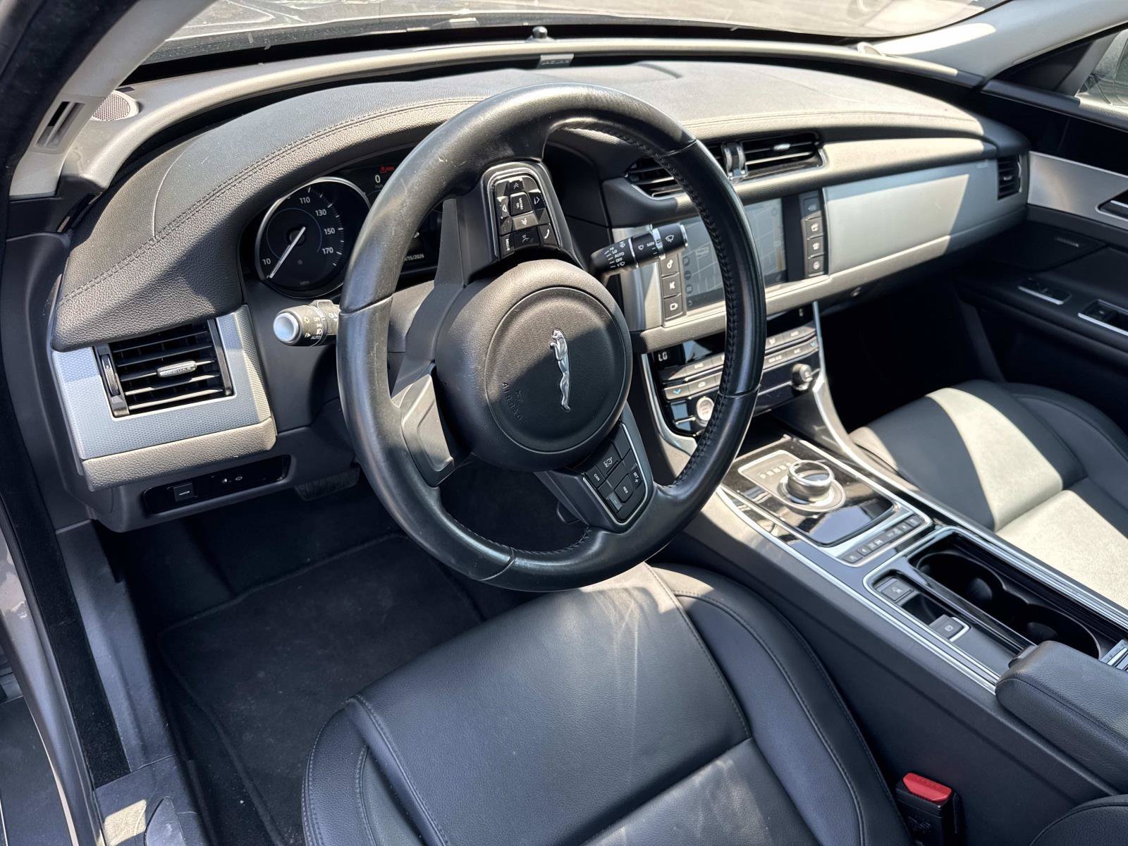 Used 2017 Jaguar XF Premium RWD image 18