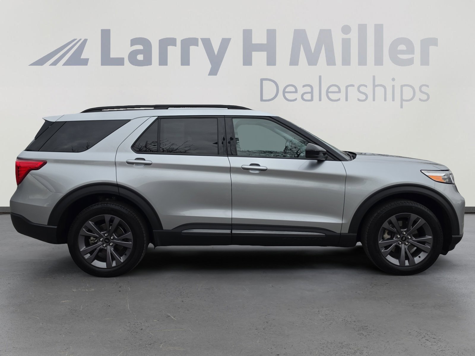 Used 2024 Ford Explorer XLT w/ Equipment Group 202A image 6