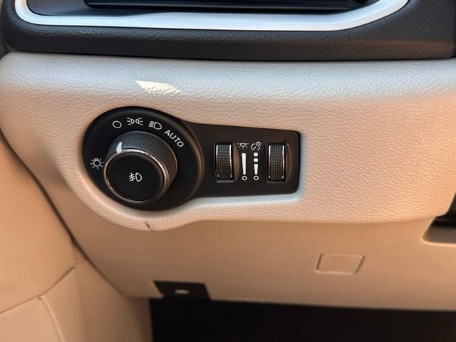 Used 2024 Chrysler Pacifica Touring-L FWD image 18