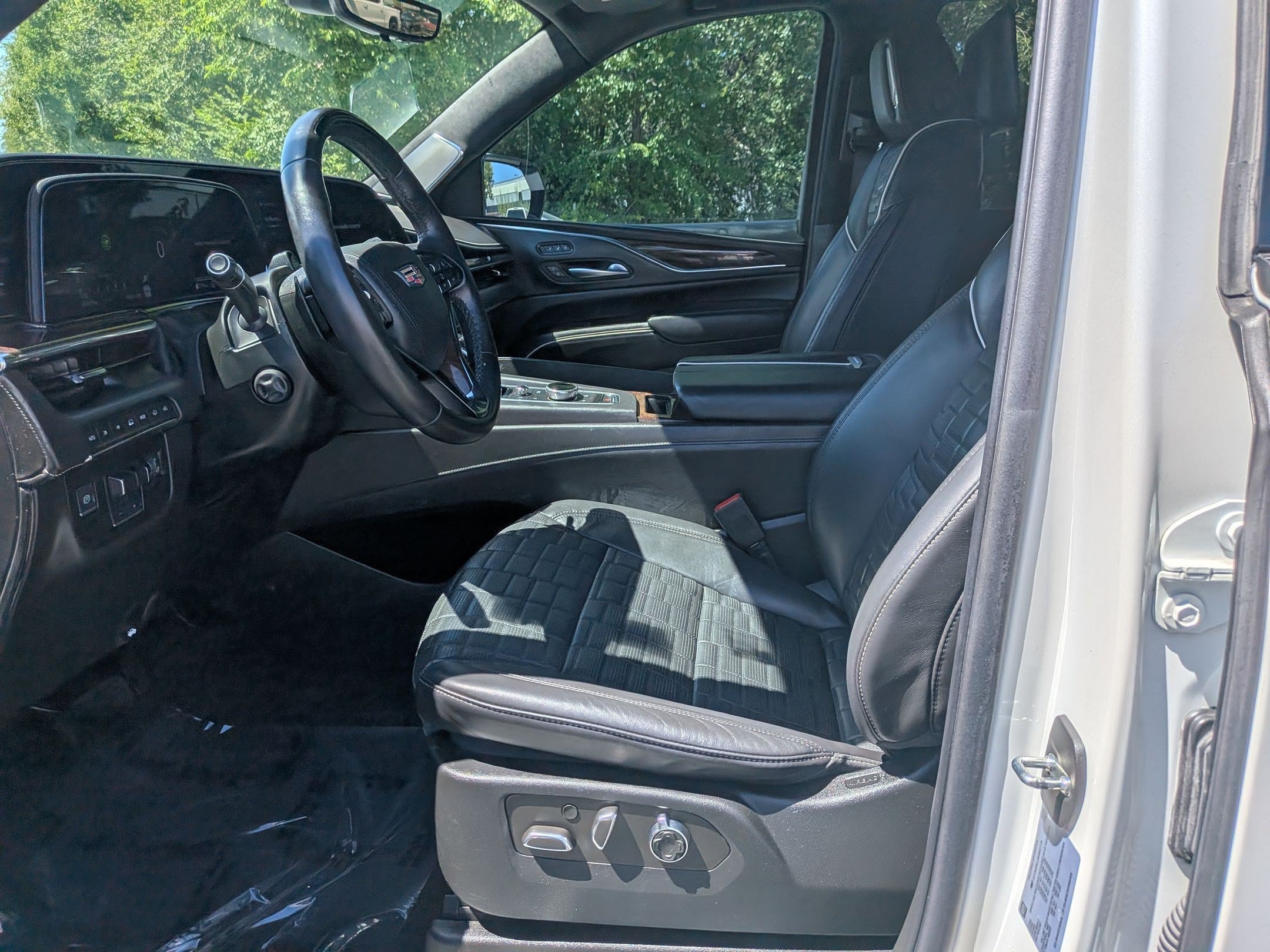 Used 2022 Cadillac Escalade Premium Luxury Platinum AWD/4WD image 26