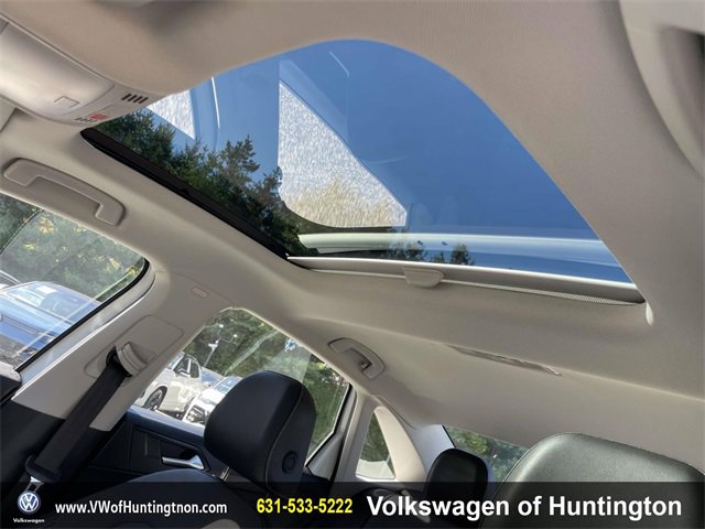 Certified 2025 Volkswagen Jetta SE w/ Sunroof Package image 17