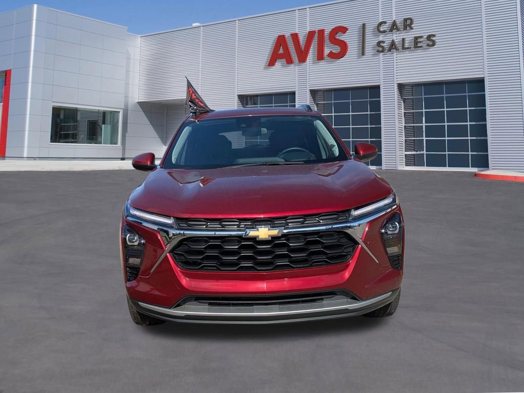 Used 2025 Chevrolet Trax LT w/ LT Convenience Package image 2