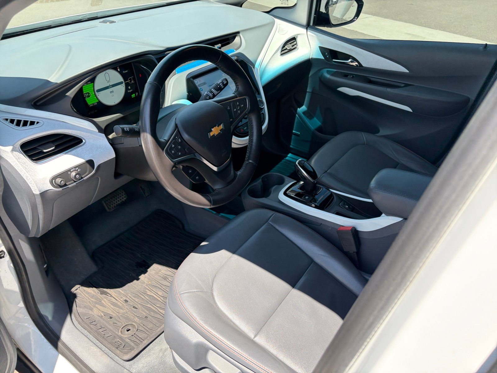 Used 2018 Chevrolet Bolt Premier w/ Infotainment Package FWD image 14