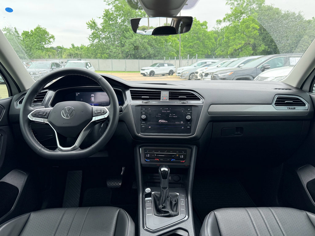 Used 2022 Volkswagen Tiguan SE w/ Panoramic Sunroof Package FWD image 13