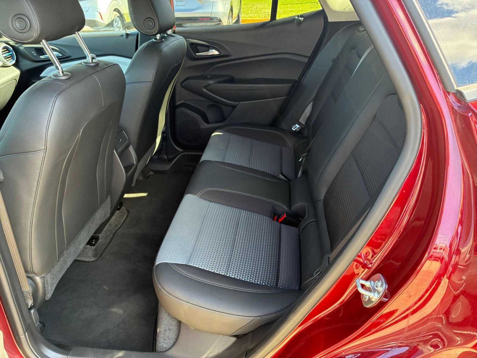 Used 2025 Chevrolet Trax LT w/ LT Convenience Package image 19