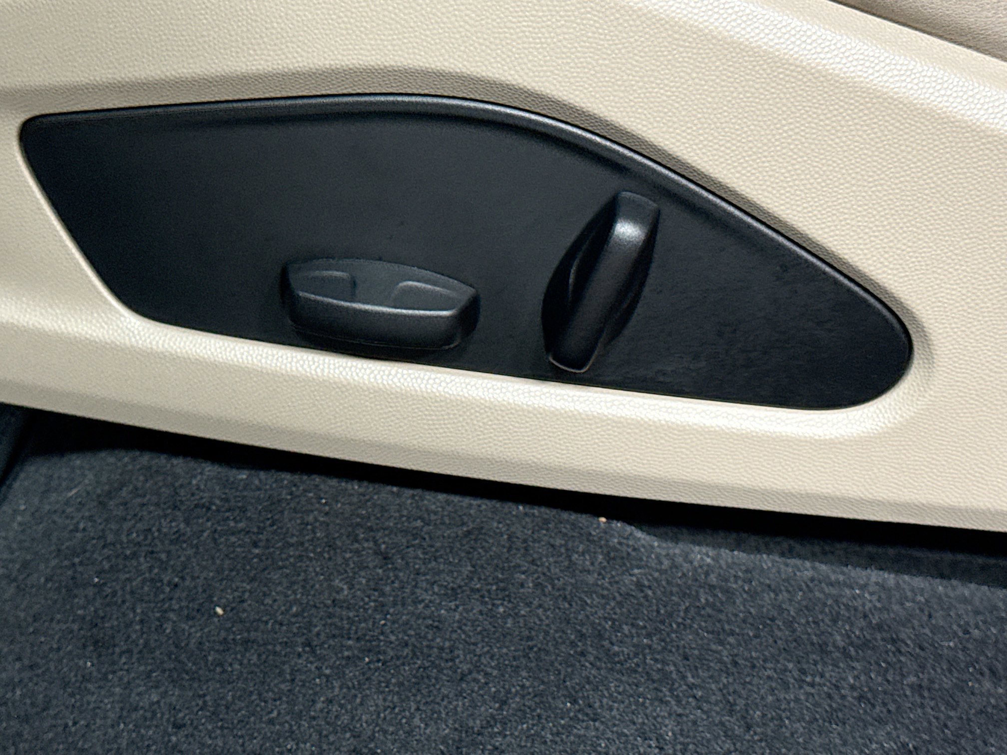 Certified 2025 Porsche Macan 4 Electric image 25