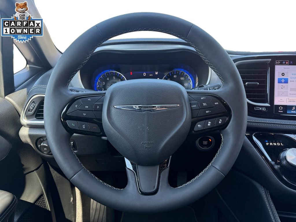 Used 2025 Chrysler Pacifica Limited image 12
