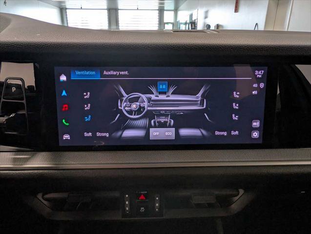 Used 2025 Porsche Cayenne AWD/4WD image 28