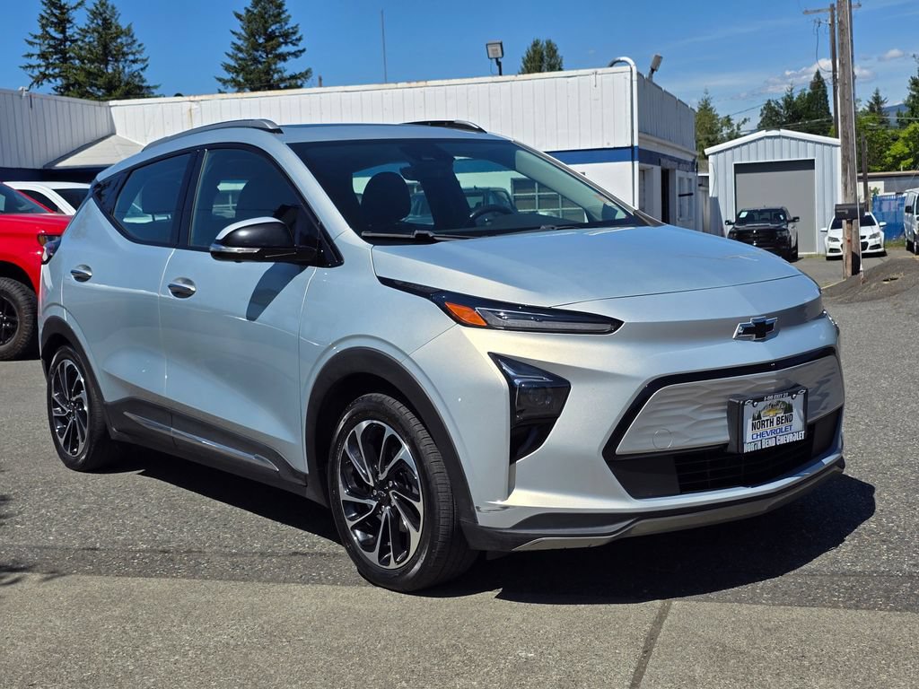 Used 2023 Chevrolet Bolt EUV Premier w/ Sun & Sound Package FWD image 3