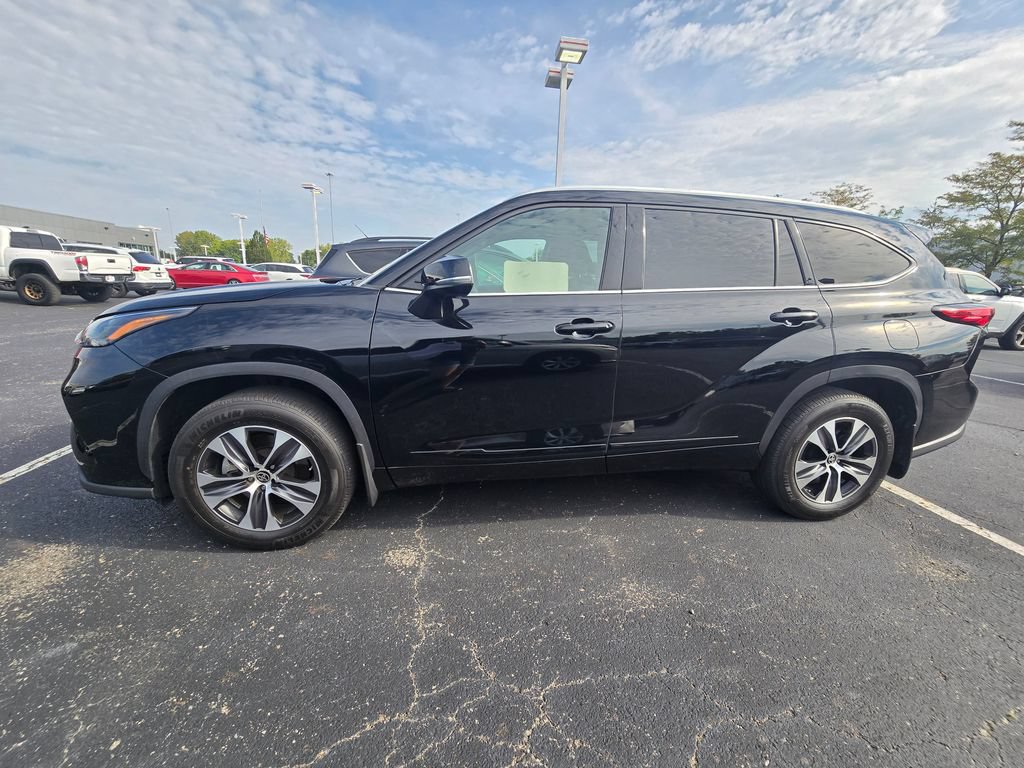 Used 2022 Toyota Highlander XLE AWD/4WD image 5