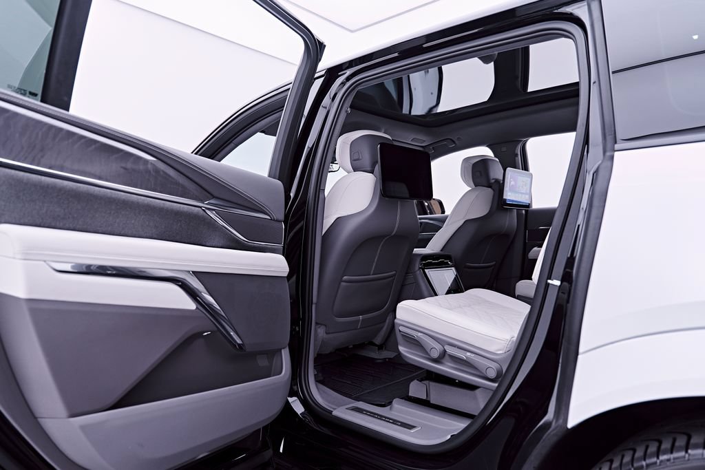 Used 2026 Cadillac Escalade IQ Sport 1 w/ LPO, Etrunk Organizer Package AWD/4WD image 44