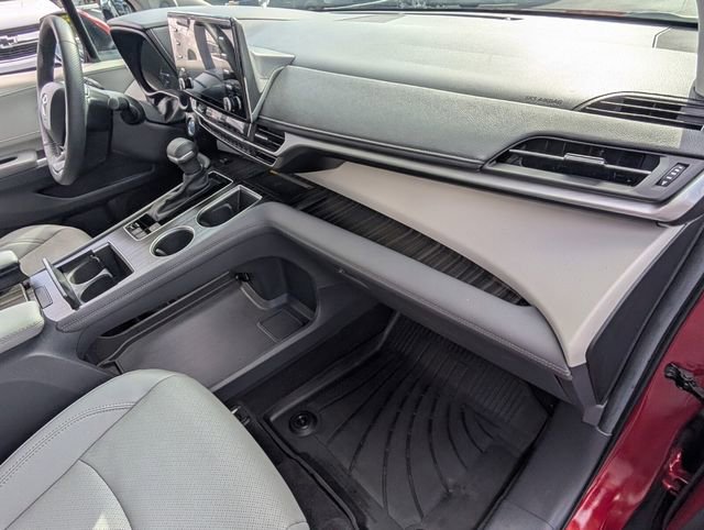 Used 2024 Toyota Sienna Limited image 16