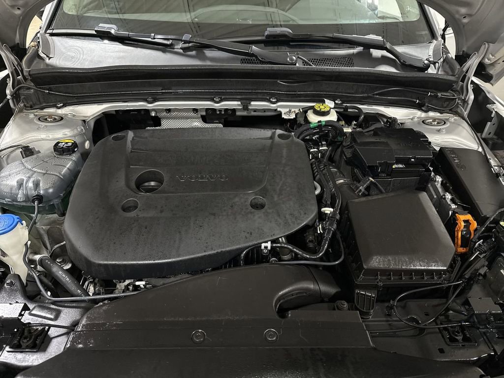 Used 2024 Volvo XC40 B5 Plus image 25