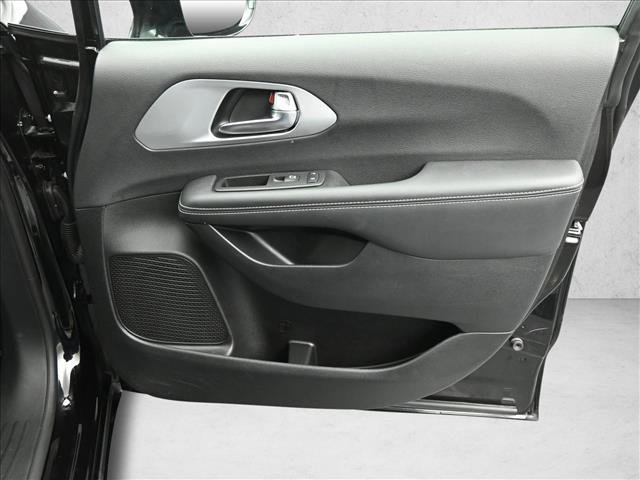 Used 2025 Chrysler Pacifica Limited image 28