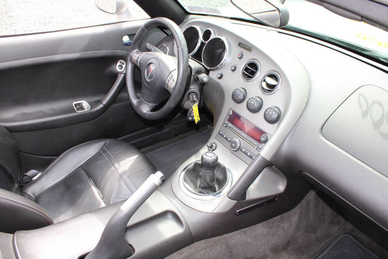 Used 2006 Pontiac Solstice Convertible w/ Premium Package image 16