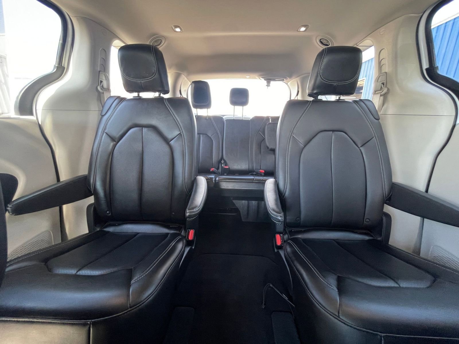 Used 2024 Chrysler Pacifica Touring-L image 37