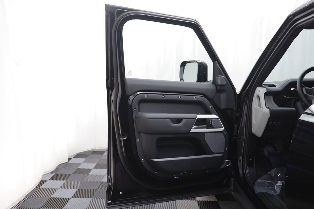 Used 2024 Land Rover Defender 110 SE image 4