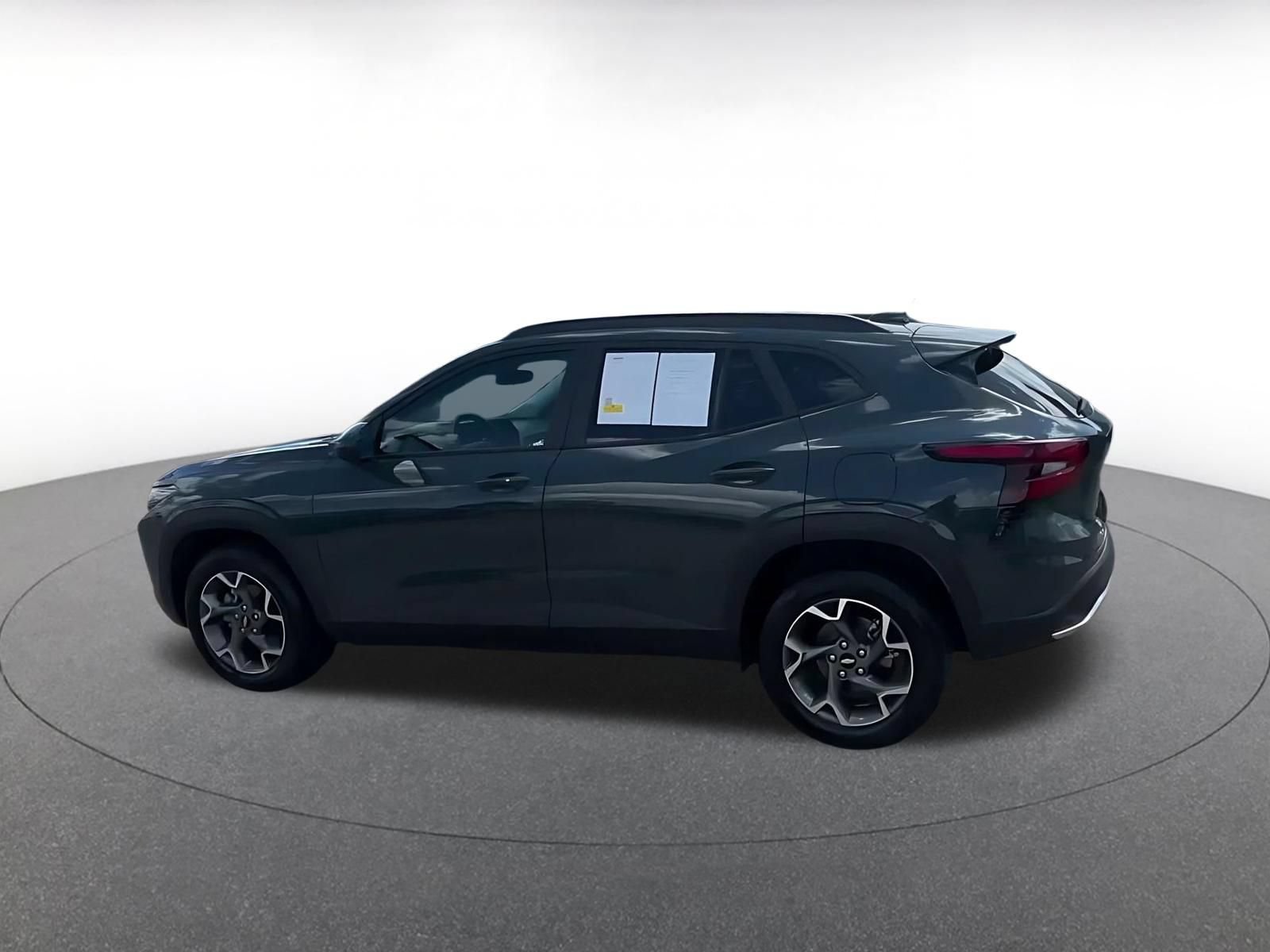 Used 2025 Chevrolet Trax LT w/ LT Convenience Package FWD image 8