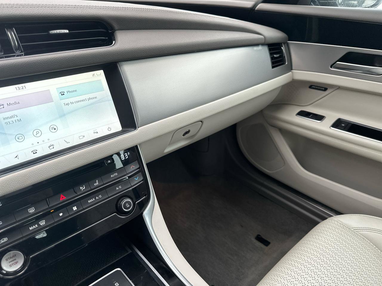 Used 2017 Jaguar XF Prestige image 15