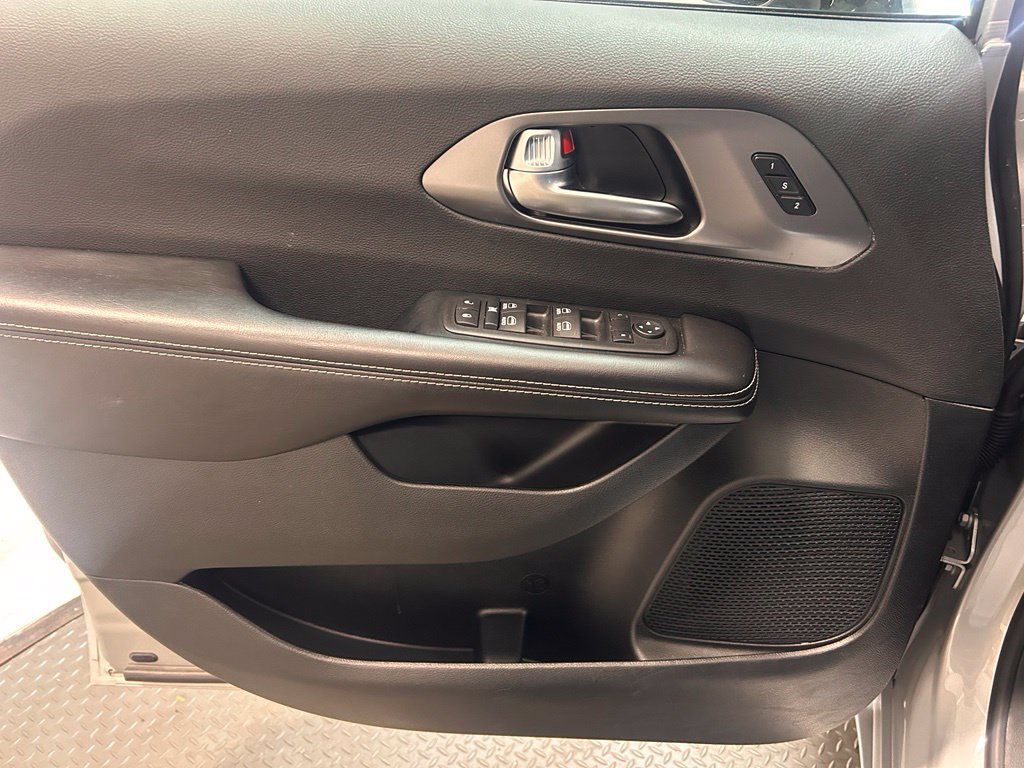 Used 2026 Chrysler Pacifica Select w/ S Appearance Package FWD image 10