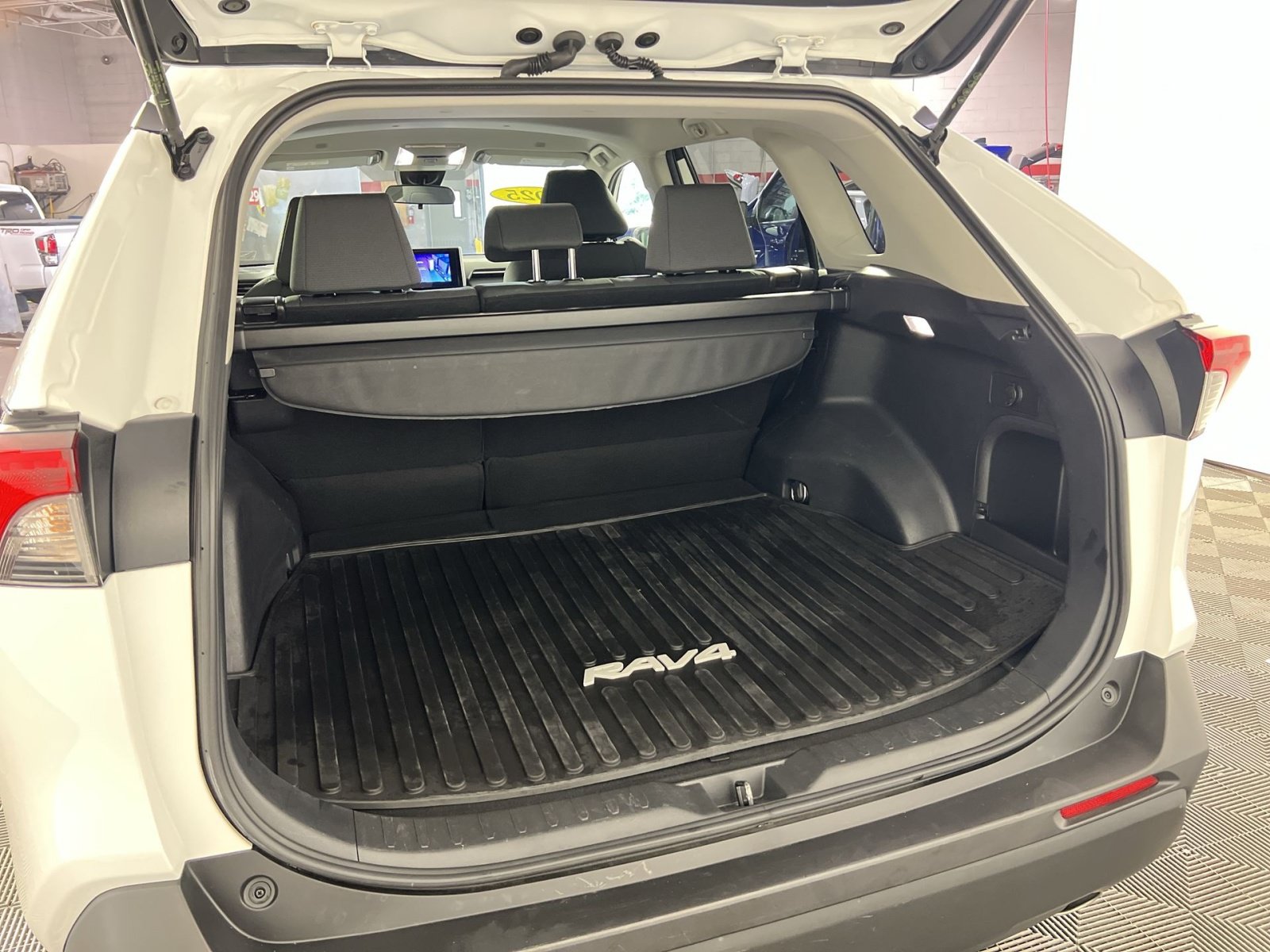 Used 2025 Toyota RAV4 XLE AWD/4WD image 26