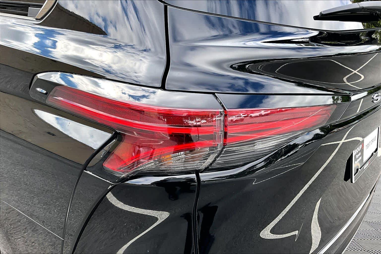 Certified 2025 Toyota Sienna Limited FWD image 29