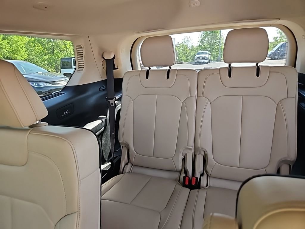Used 2022 Jeep Grand Cherokee L Limited AWD/4WD image 14