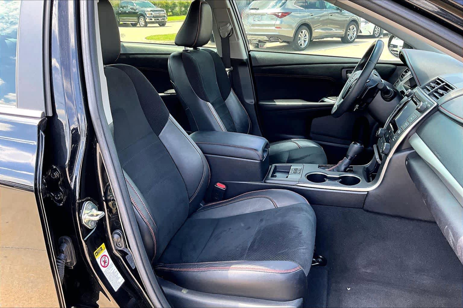 Used 2017 Toyota Camry XSE w/ Moonroof Package FWD image 9