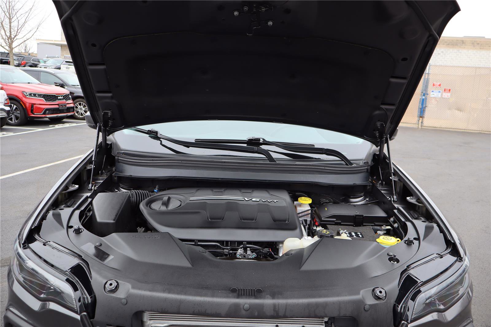 Used 2019 Jeep Cherokee Trailhawk image 9