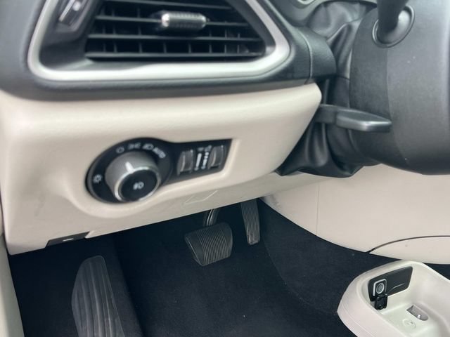 Used 2023 Chrysler Pacifica Touring-L FWD image 32