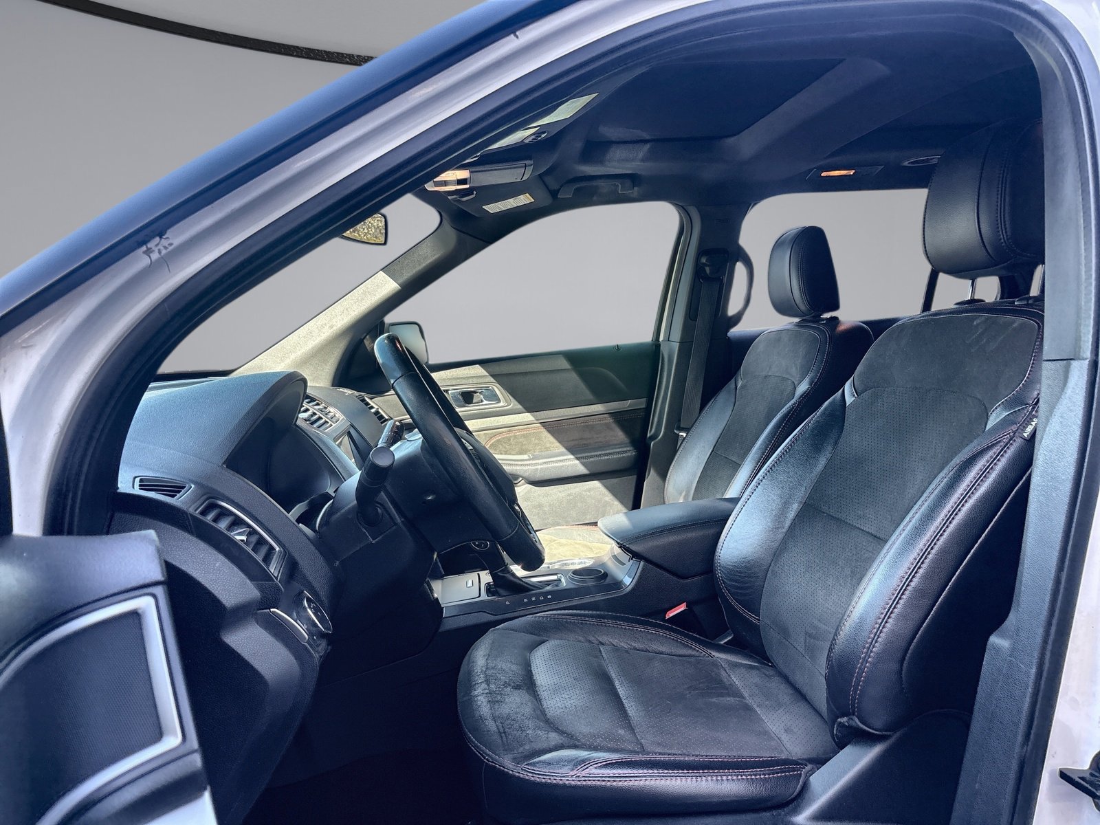 Used 2018 Ford Explorer XLT w/ Equipment Group 202A image 20