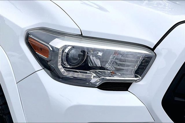 Used 2018 Toyota Tacoma TRD Sport w/ Technology Package AWD/4WD image 28
