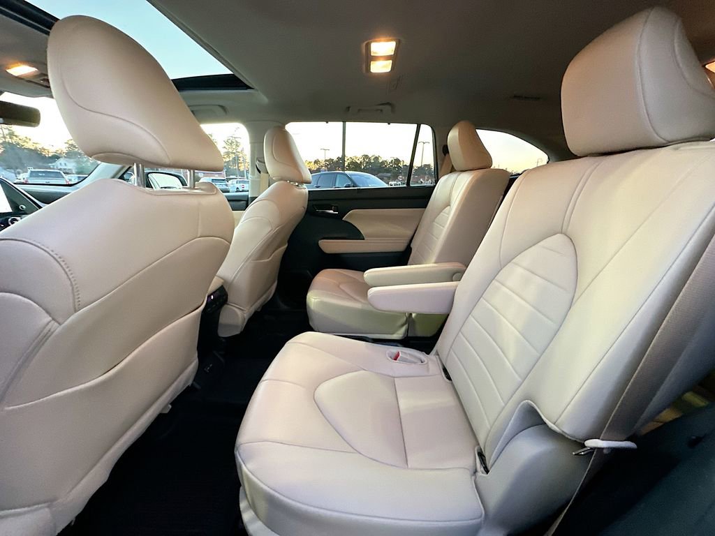 Used 2024 Toyota Highlander XLE image 4